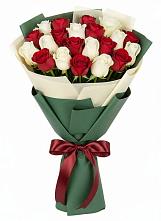 Букет Микс из красных и белых роз в Мамадыш