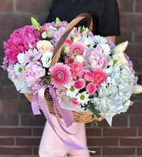 Композиция солнечный день в Мамадыш Цветочная композиция из Розы, Хризантемы, Пионы и Лизиантусы в корзине в Мамадыш