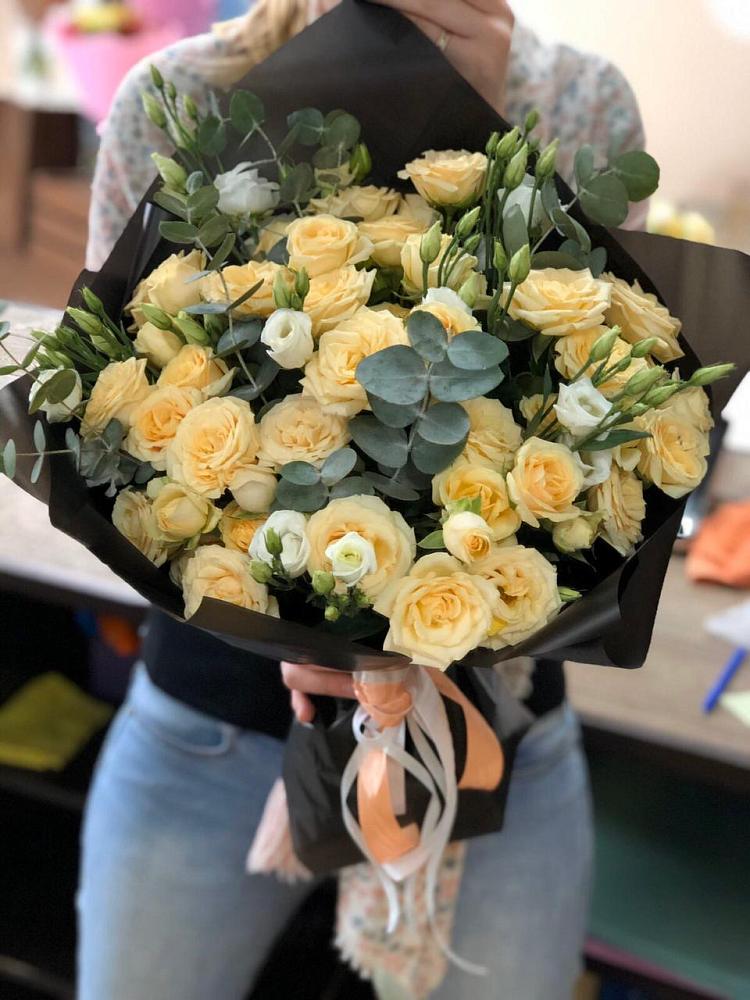 Букет цветов из: Розы и Лизиантусы в Мамадыш