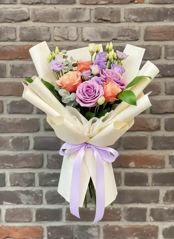 Букет цветов из: Лизиантусы и Розы в Мамадыш