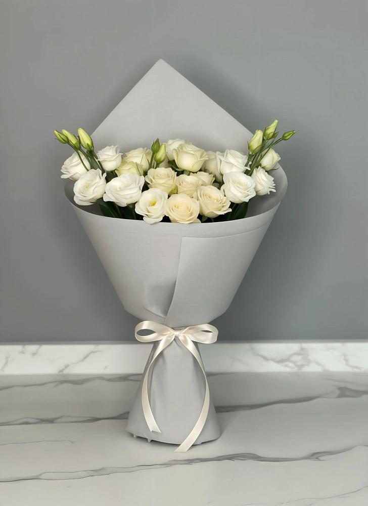 Букет цветов из: Розы и Лизиантусы в Мамадыш