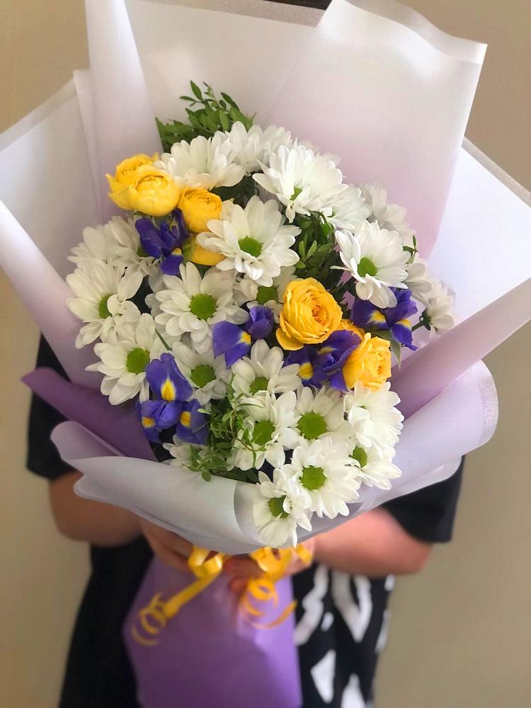 Букет цветов из: Ирисы, Хризантемы и Розы в Мамадыш