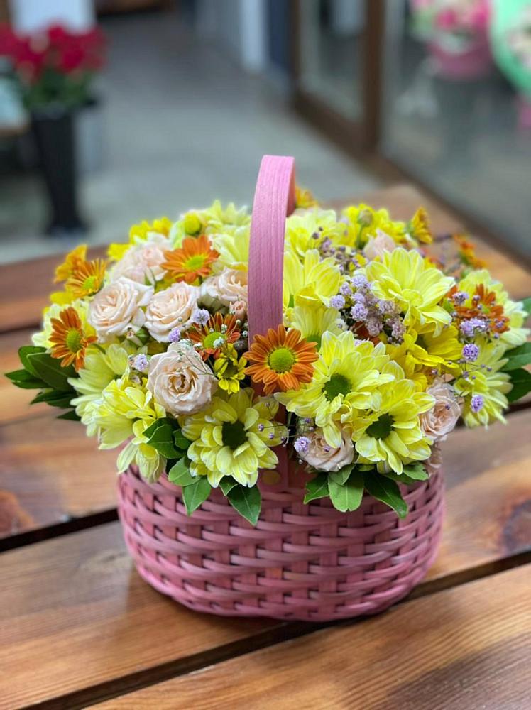 Цветочная композиция из Хризантемы и Розы в корзине в Мамадыш