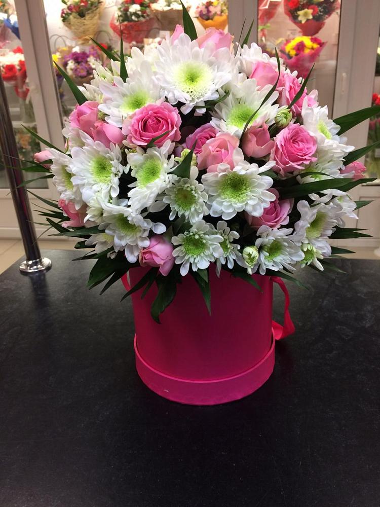 Цветочная композиция из Розы и Хризантемы в шляпной коробке в Мамадыш