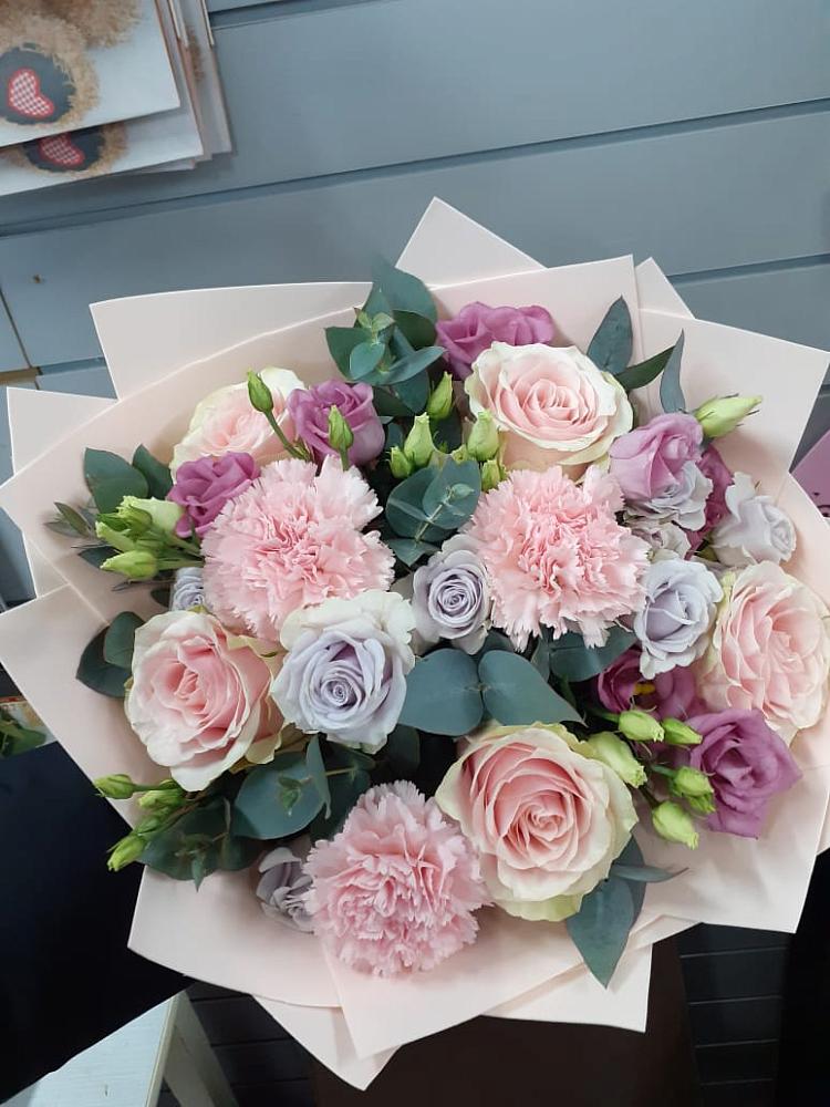 Букет цветов из: Розы, Гвоздики и Лизиантусы в Мамадыш