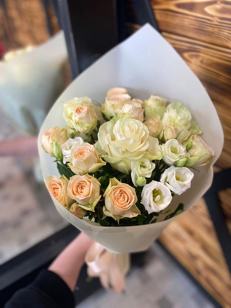 Букет цветов из: Розы и Лизиантусы в Мамадыш